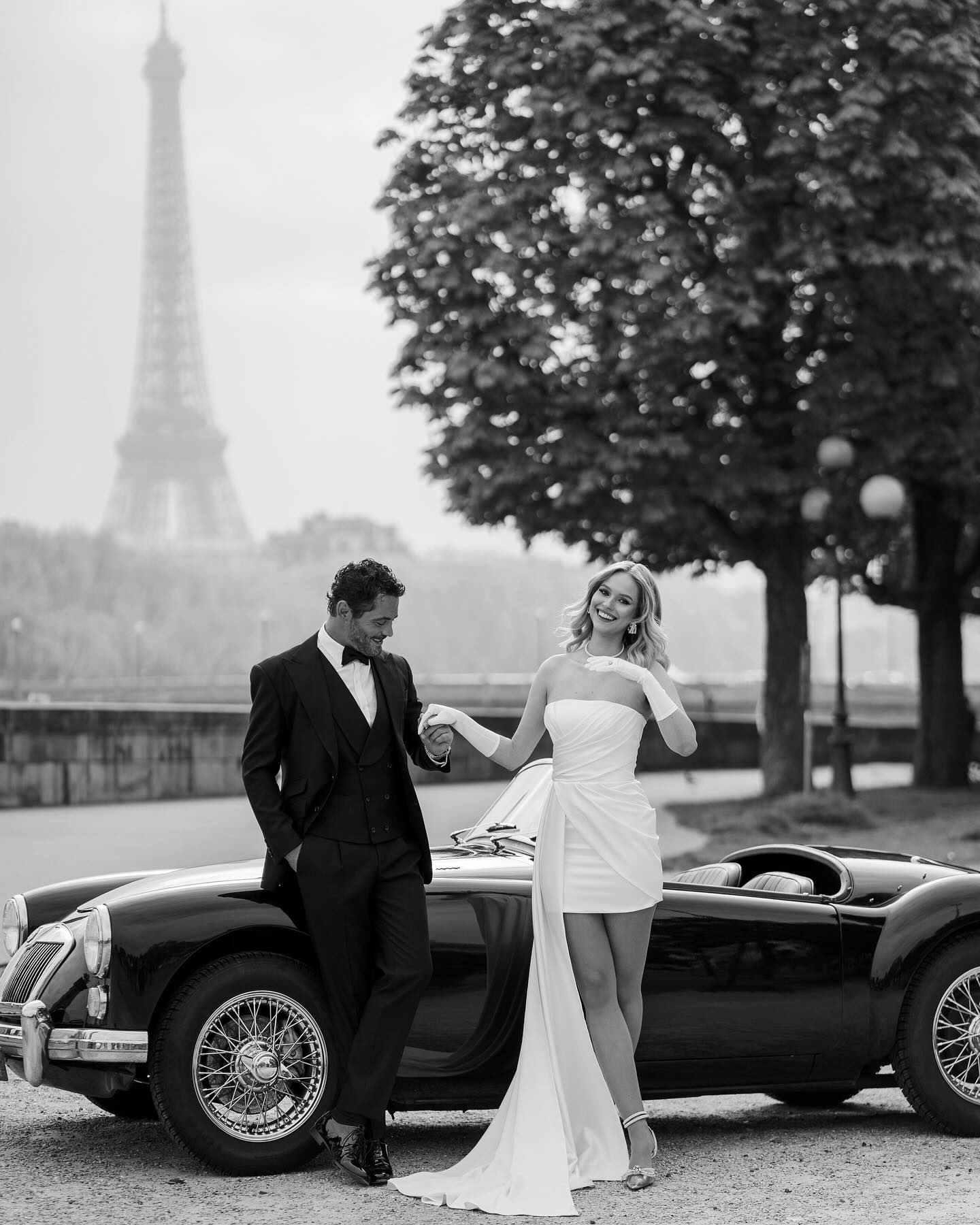 Eiffel Tower Elegance: Stunning Wedding Backdrops in Paris Eiffel Tower Elegance: Stunning Wedding Backdrops in Paris photo