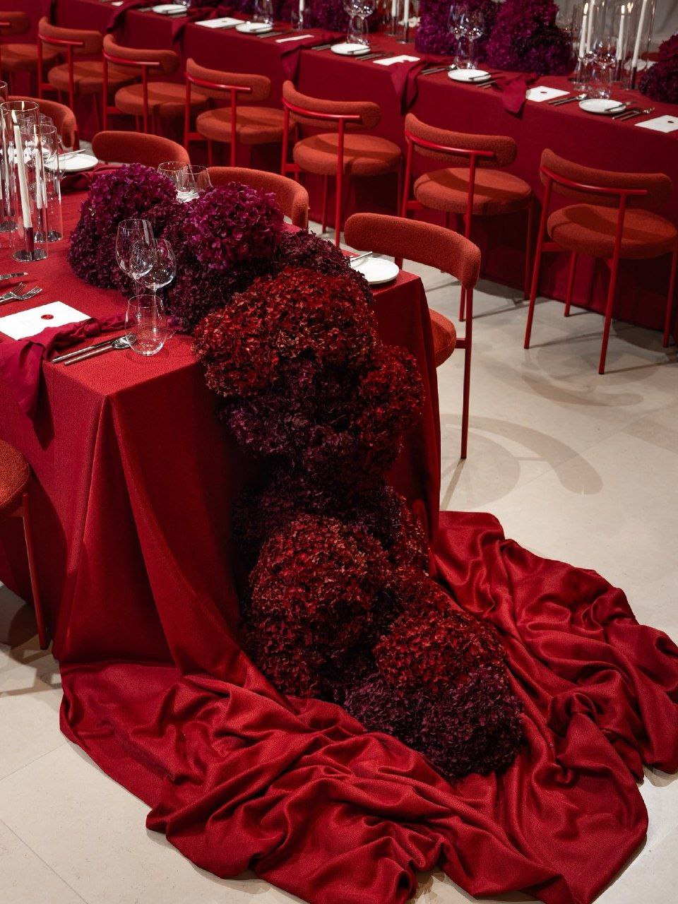 Bold Colors or Neutral Tones? Wedding Décor Trends in 2025 Bold Colors or Neutral Tones? Wedding Décor Trends in 2025 photo