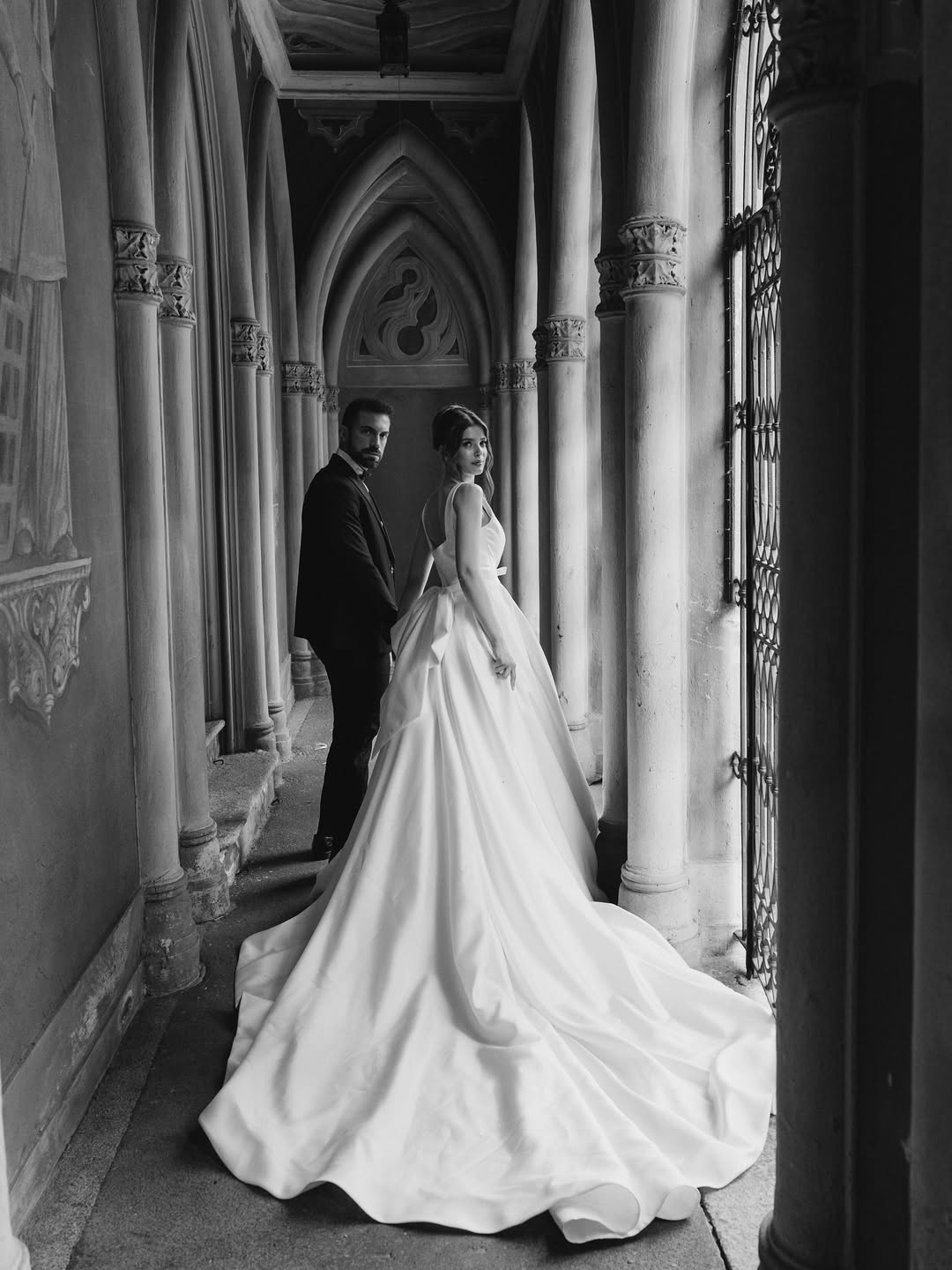 Expert Photographers Reveal How to Pose Couples Effortlessly photo