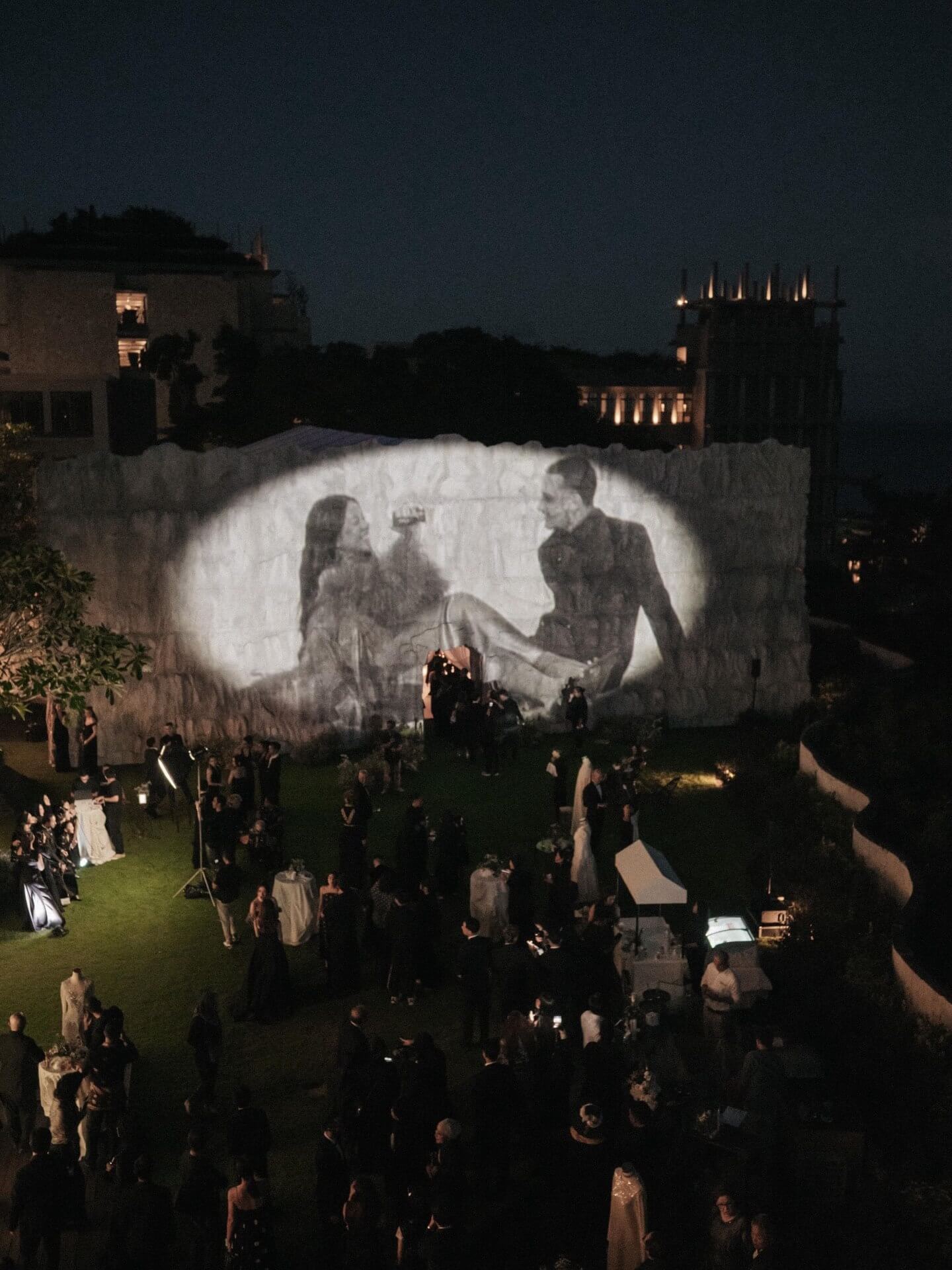 50 Creative Wedding Photo Display Ideas photo