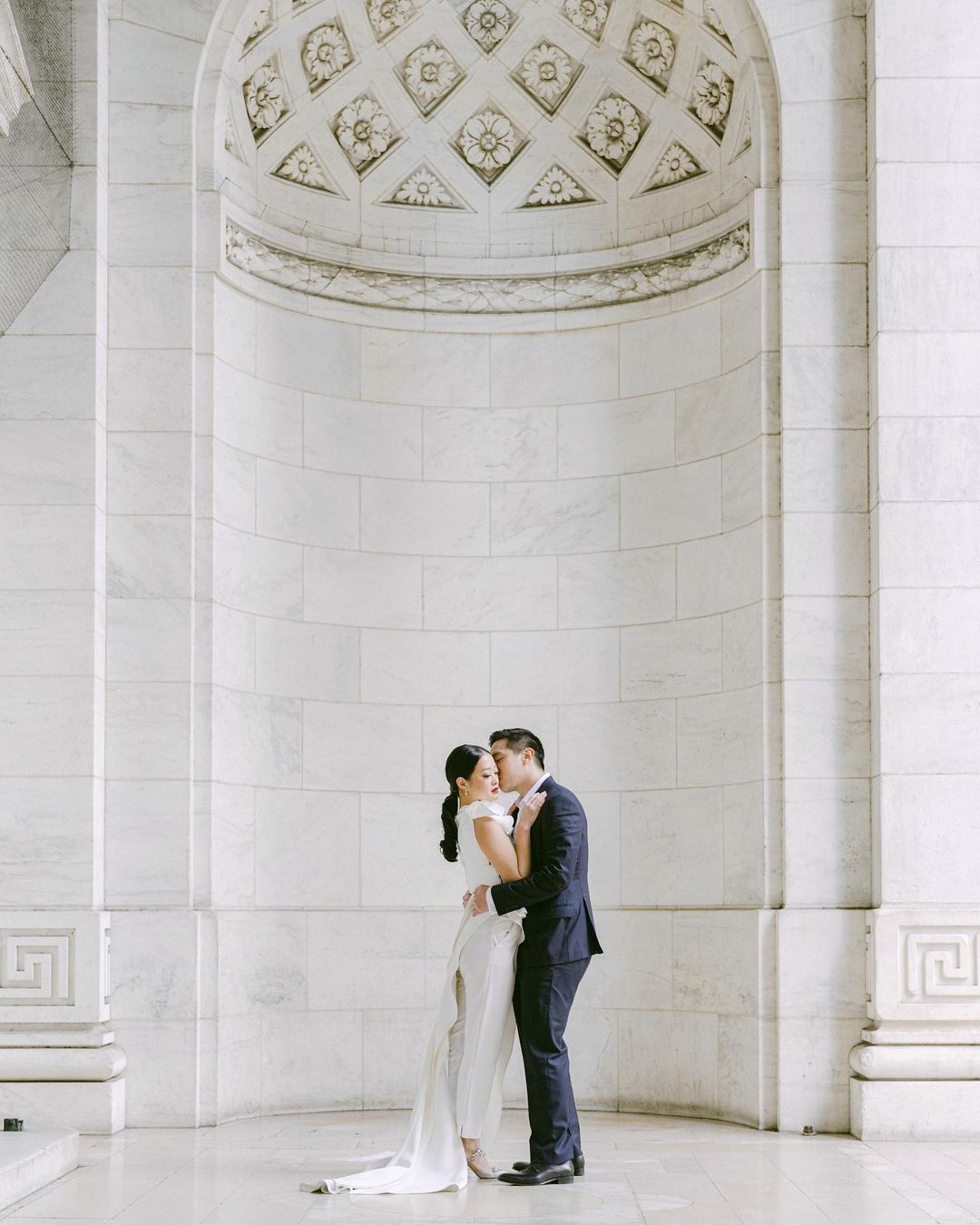 10 MUST HAVE poses for the couple on the day of wedding (suggested by TOP US photographers) 10 MUST HAVE poses for the couple on the day of wedding (suggested by TOP US photographers) photo