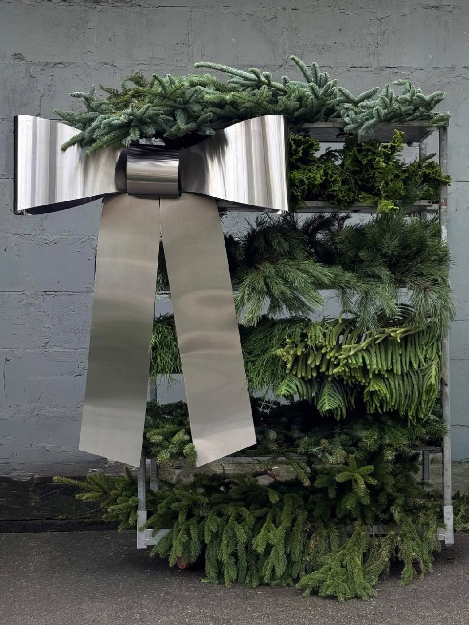 Christmas Wedding Decor with a Minimalist Touch for Elegant Winter Celebrations photo