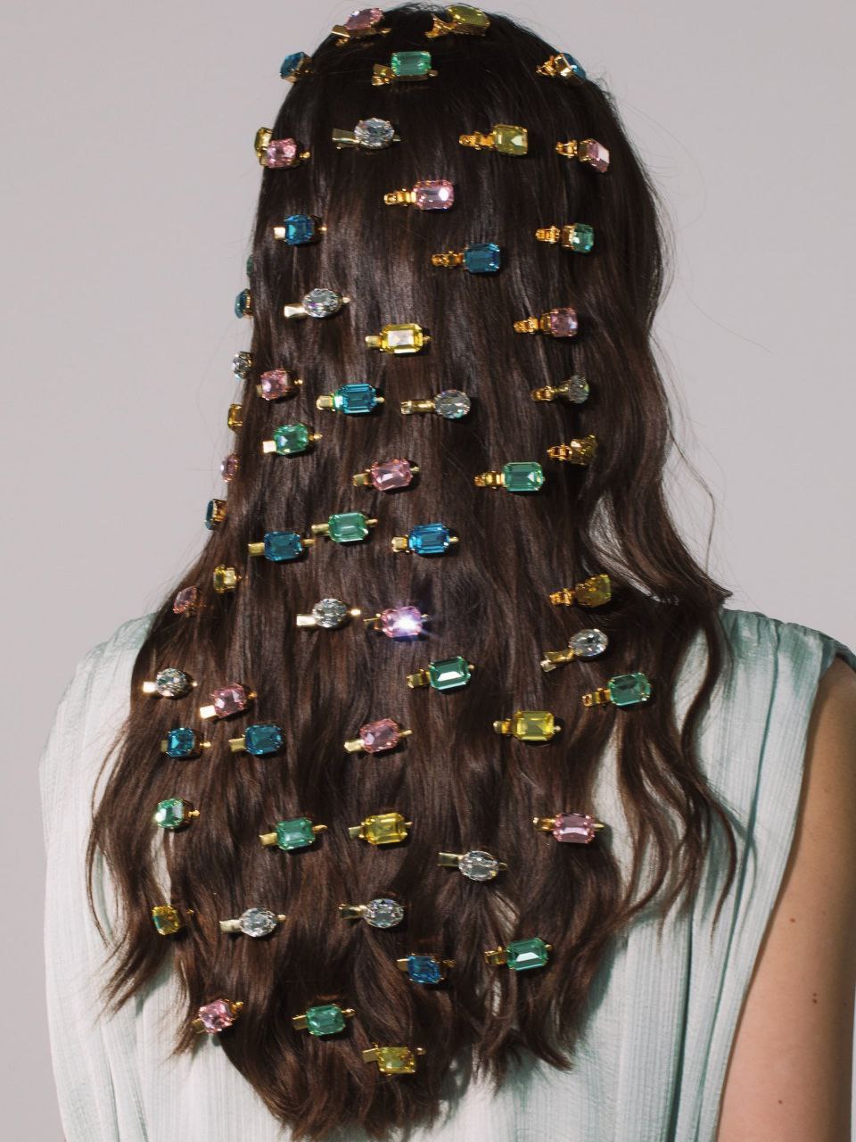 Decorative Gemstones in Hair: 2025 Wedding Trend Decorative Gemstones in Hair: 2025 Wedding Trend photo
