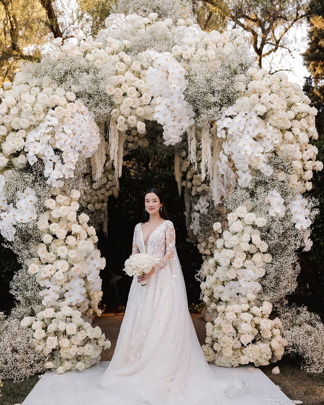 How to Choose the Perfect Florist for Your Wedding Day How to Choose the Perfect Florist for Your Wedding Day photo