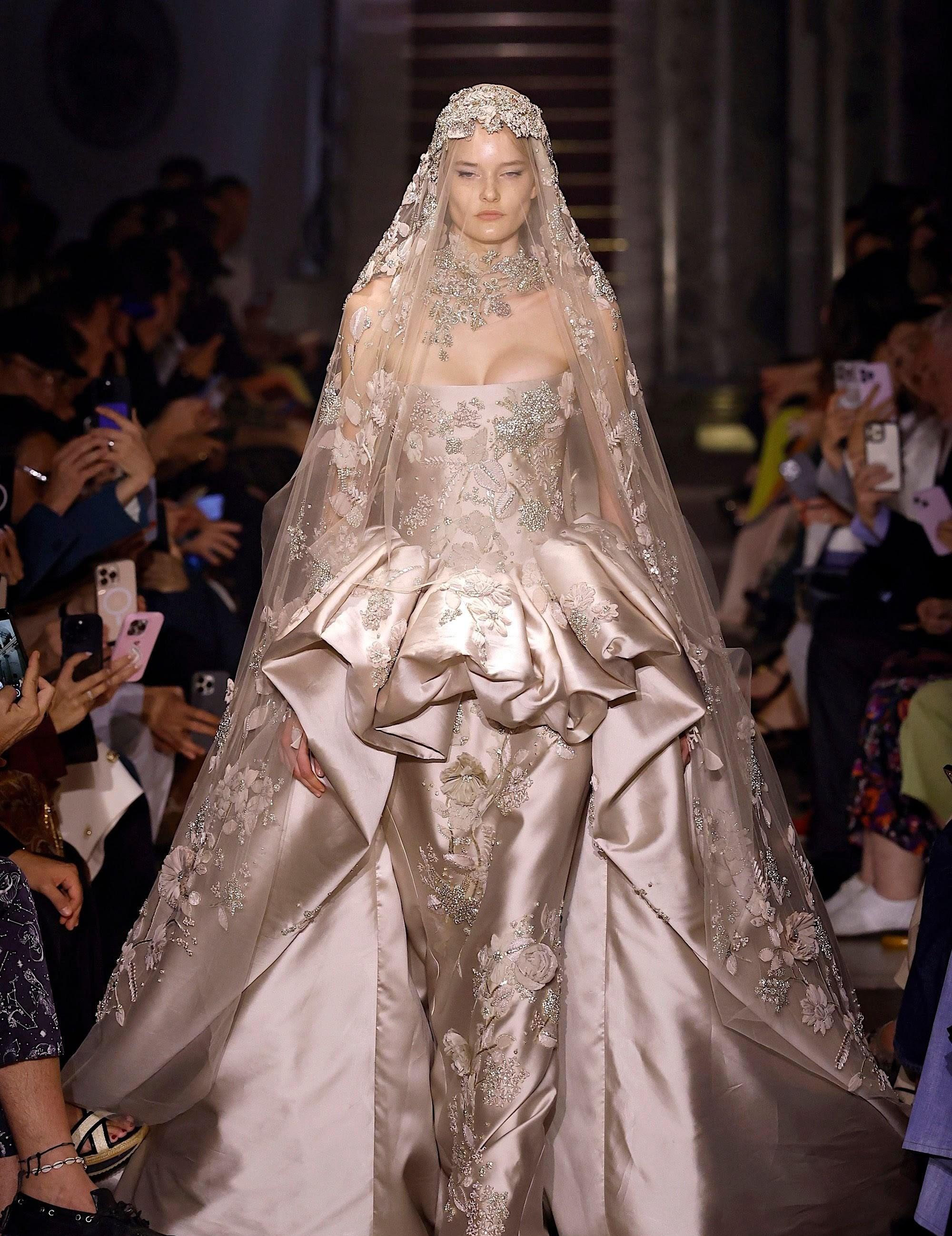 Best Wedding Looks from Fashion Shows photo