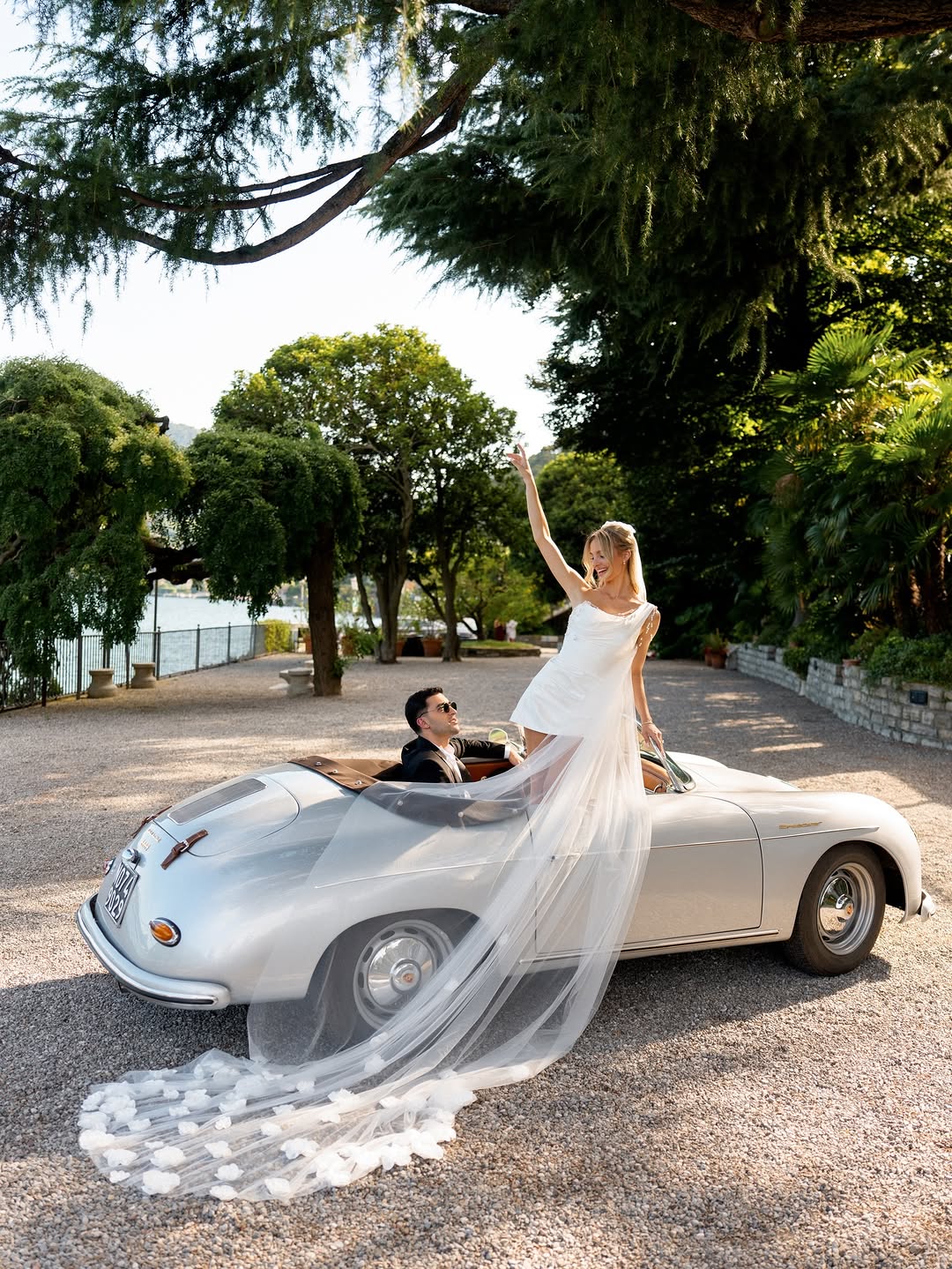 10 Must-Have Wedding Couple Poses for Photos That Look Natural photo