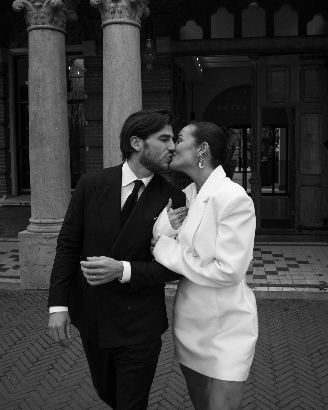 17 Signs They’re Into You but Fear Commitment 17 Signs They’re Into You but Fear Commitment photo