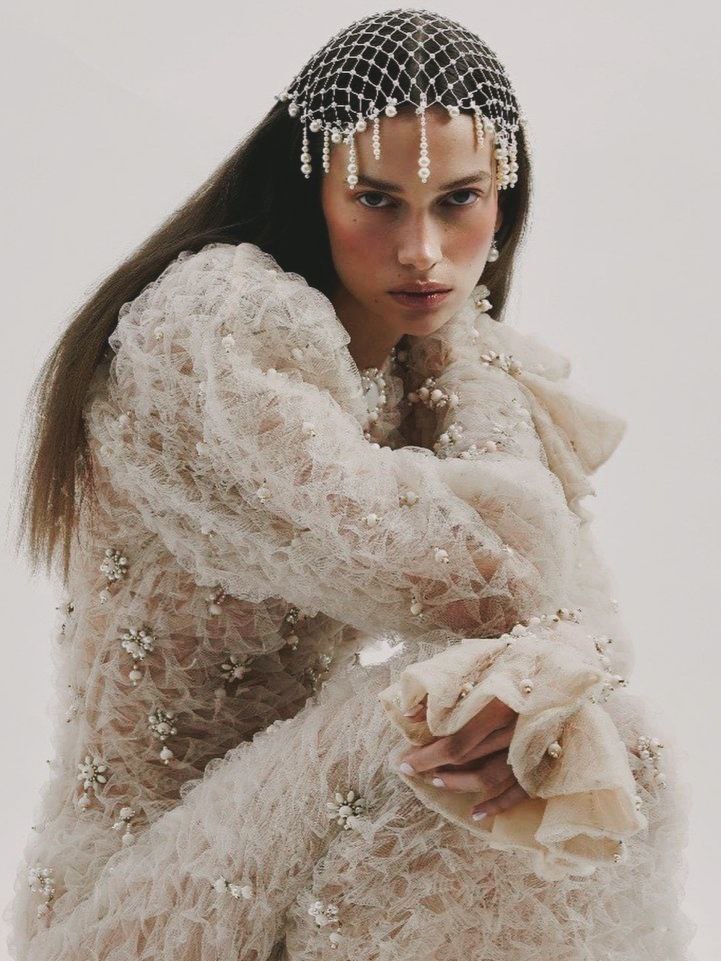 7 Trendy Alternatives to a Wedding Veil 7 Trendy Alternatives to a Wedding Veil photo