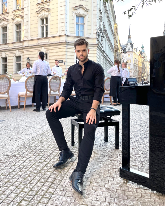 Jan Vesely (Piano)
