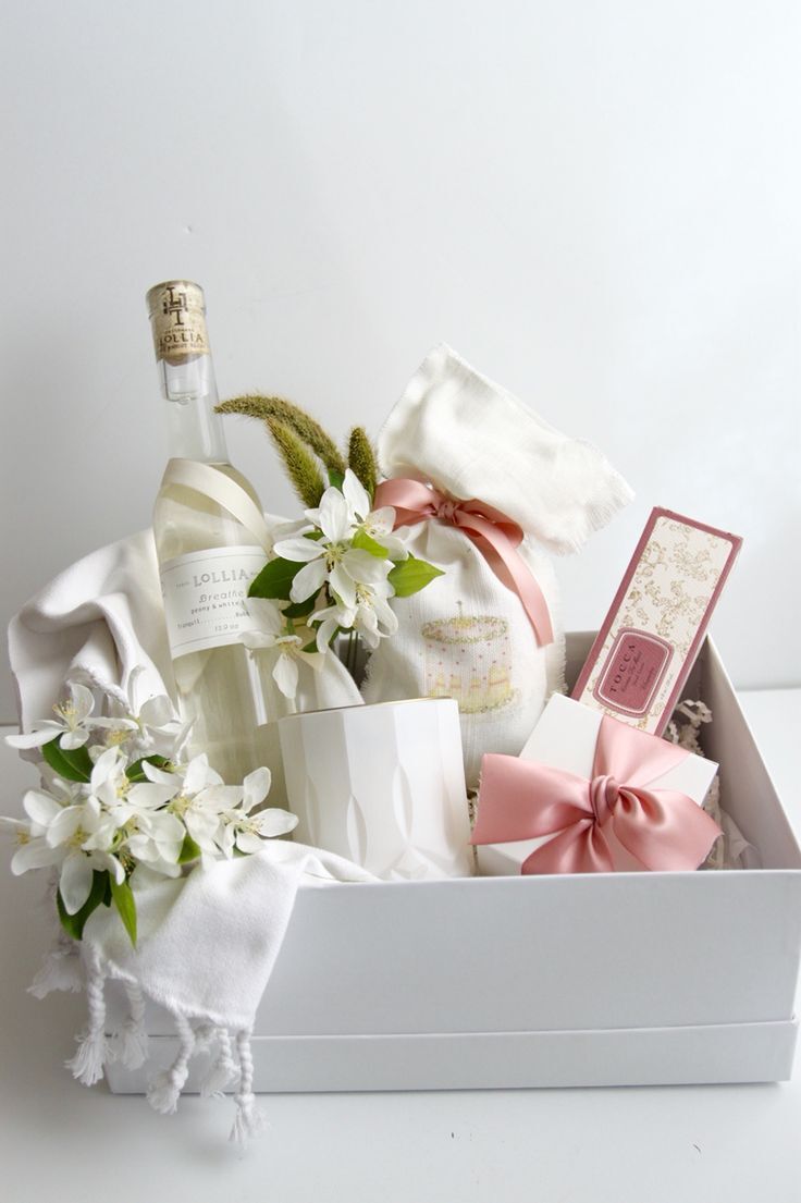 Filling Your Bathroom Baskets for the Wedding: 50+ Essential Ideas Filling Your Bathroom Baskets for the Wedding: 50+ Essential Ideas photo