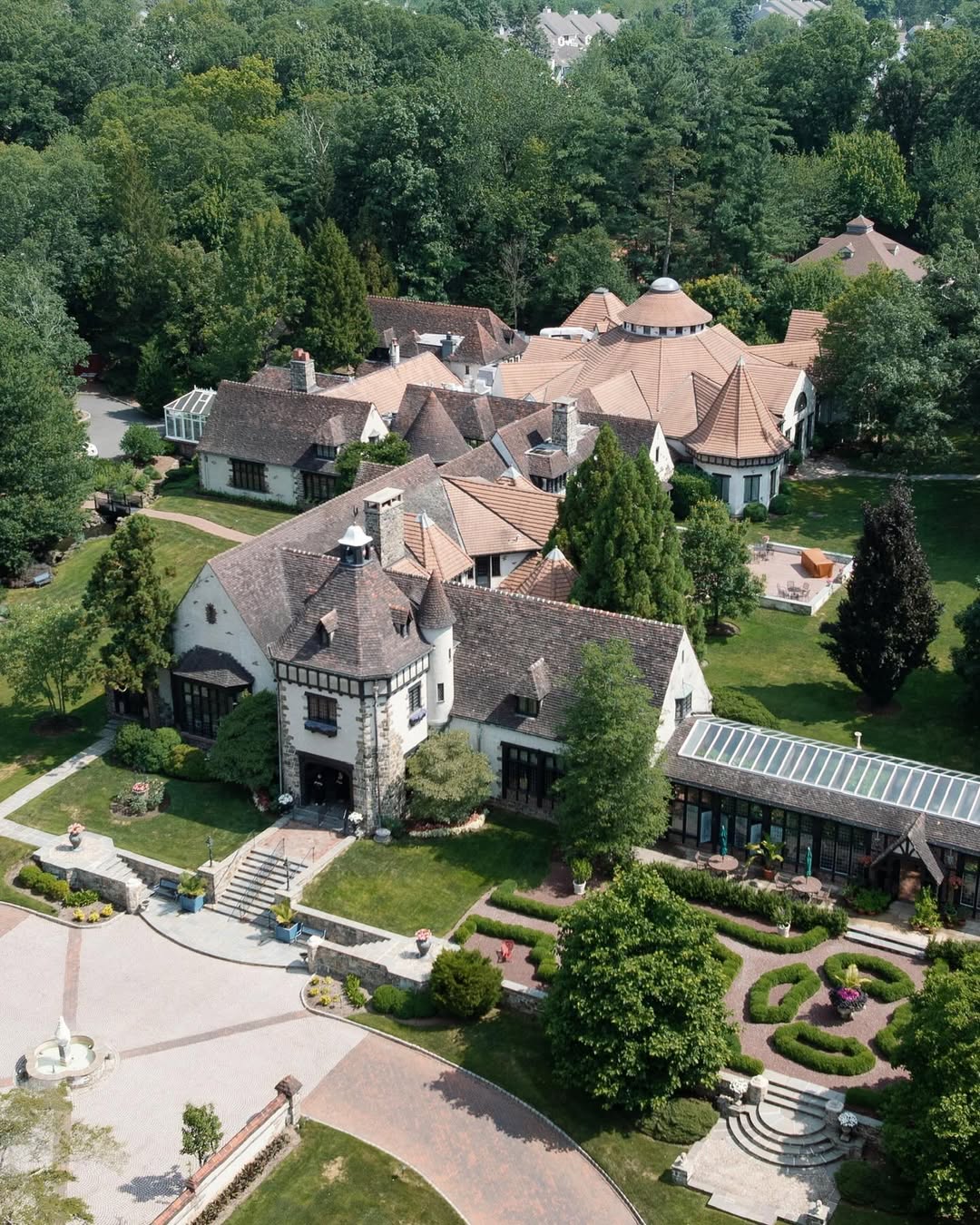 Exclusive Luxury: Host Your Wedding in Pleasantdale Château Exclusive Luxury: Host Your Wedding in Pleasantdale Château photo