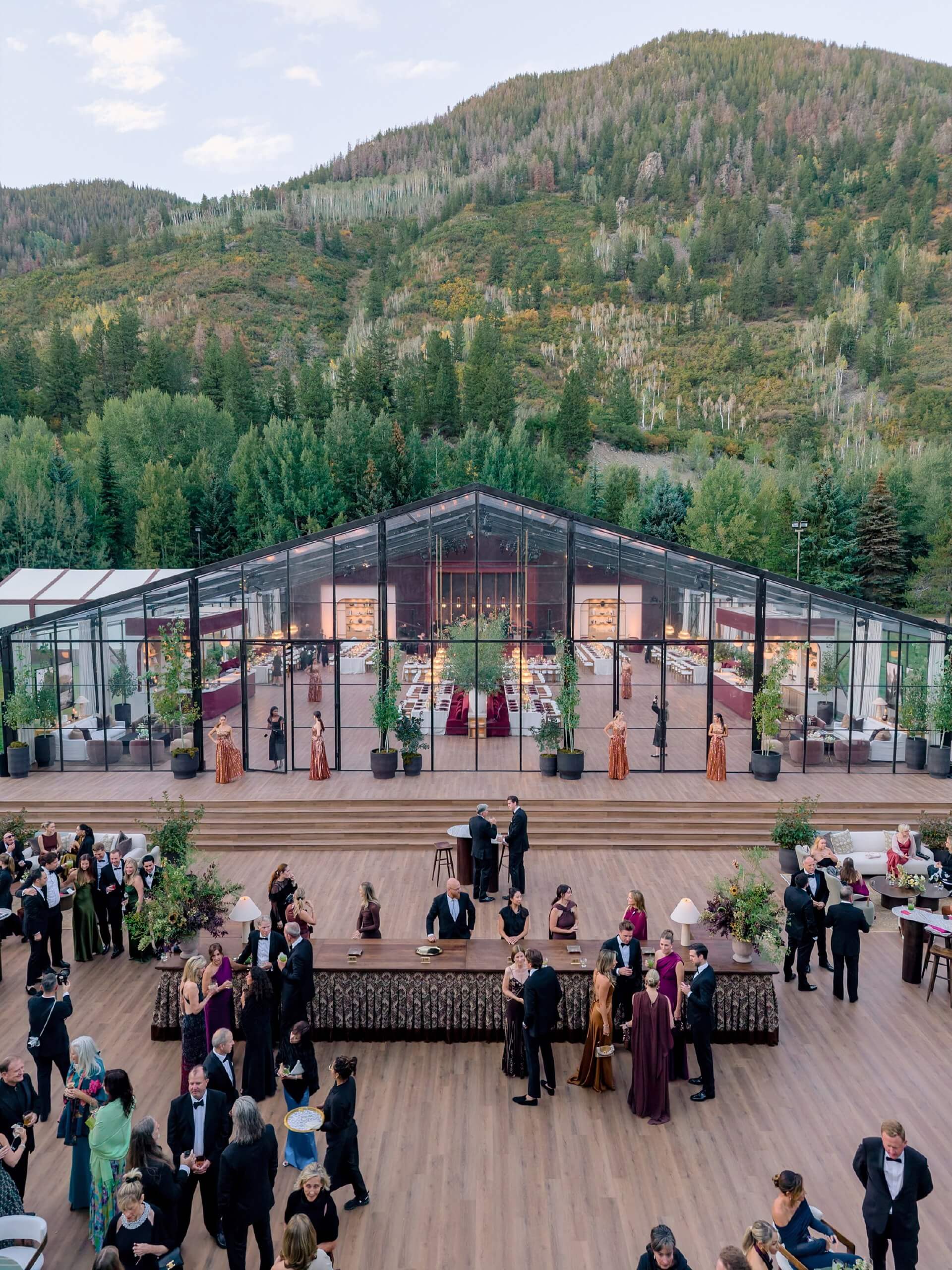 How Many Guests Should I Invite to My Wedding? photo
