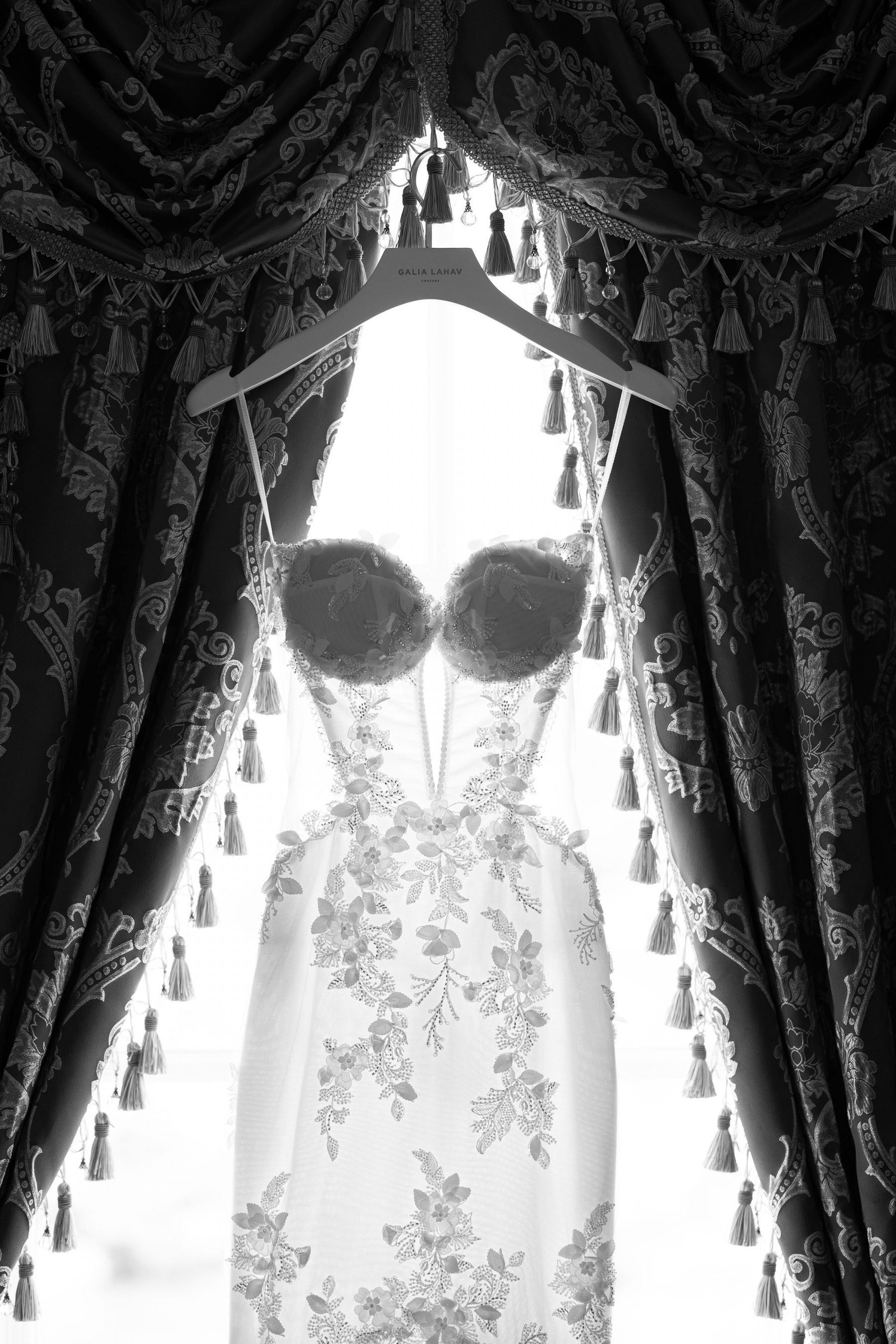 Julia &amp; Emiljan: A Royal Fairytale Unfolds at the Legacy Castle - An Extravagant Celebration of Love photo