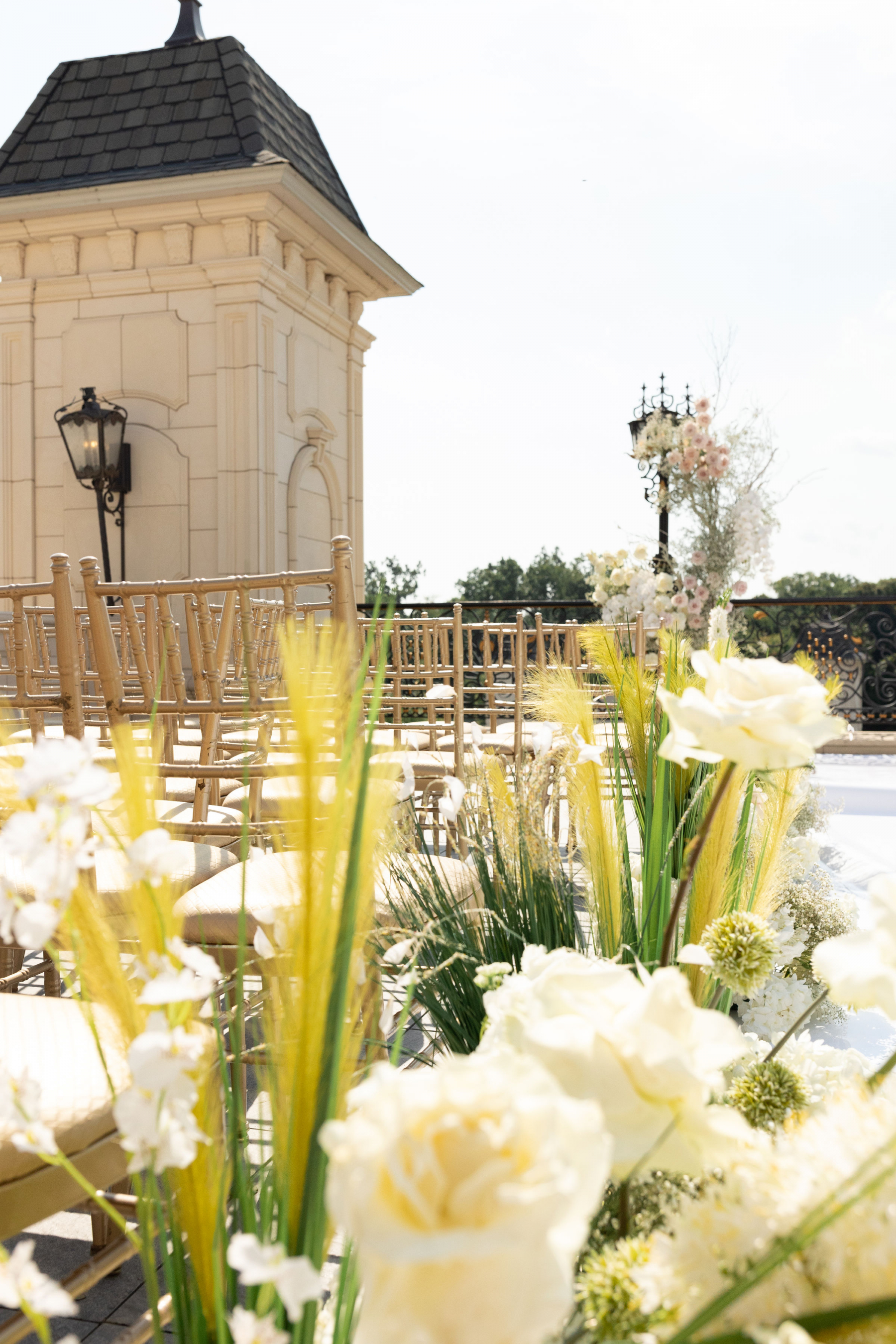 Julia &amp; Emiljan: A Royal Fairytale Unfolds at the Legacy Castle - An Extravagant Celebration of Love photo