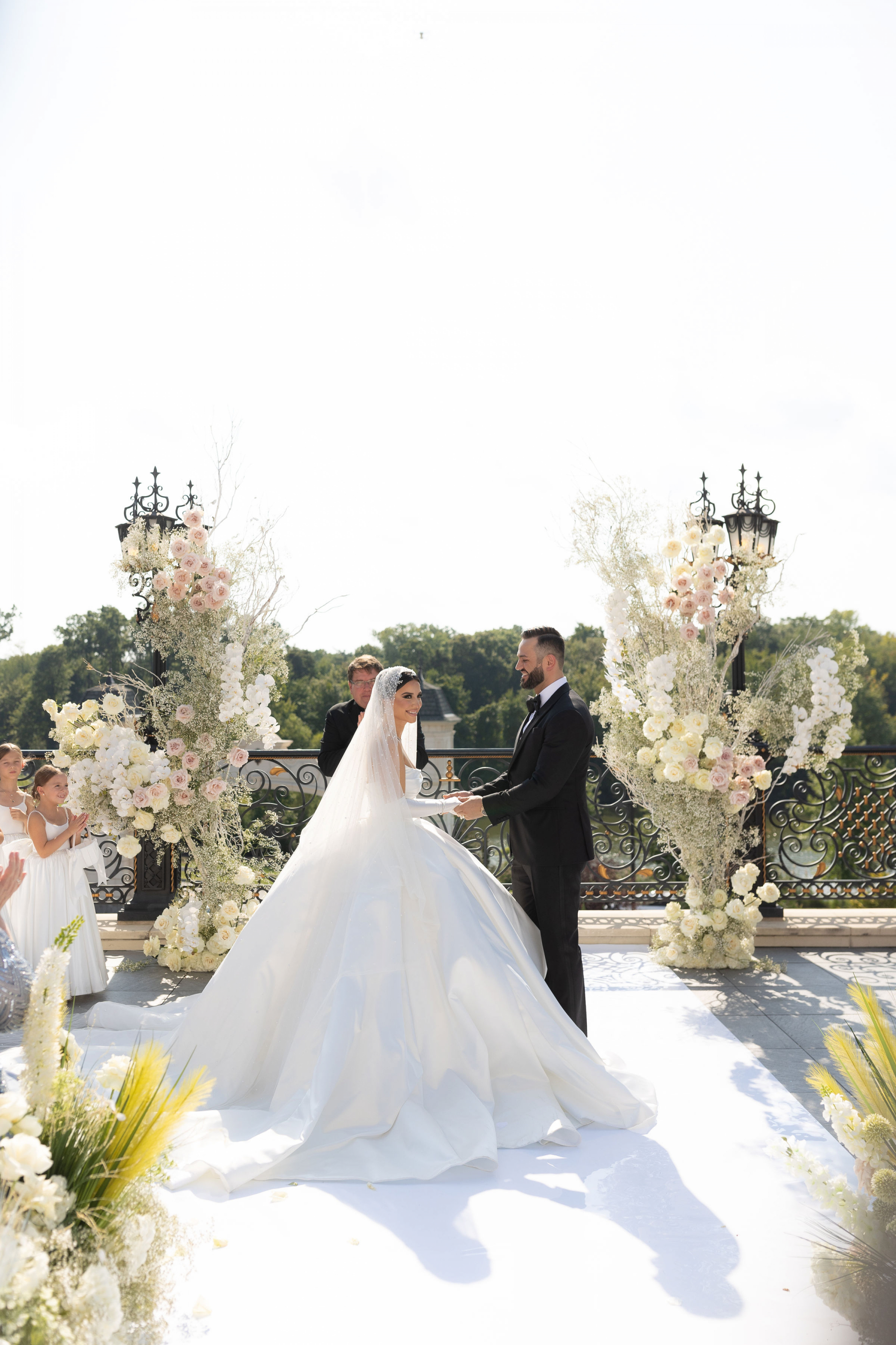 Julia &amp; Emiljan: A Royal Fairytale Unfolds at the Legacy Castle - An Extravagant Celebration of Love photo