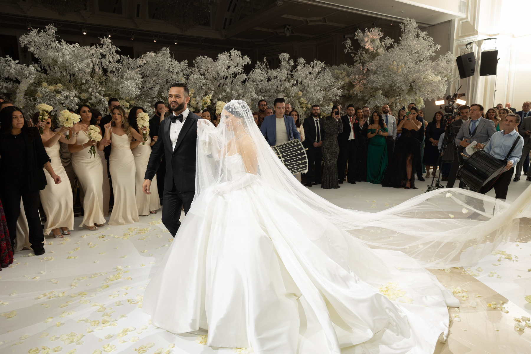Julia &amp; Emiljan: A Royal Fairytale Unfolds at the Legacy Castle - An Extravagant Celebration of Love photo