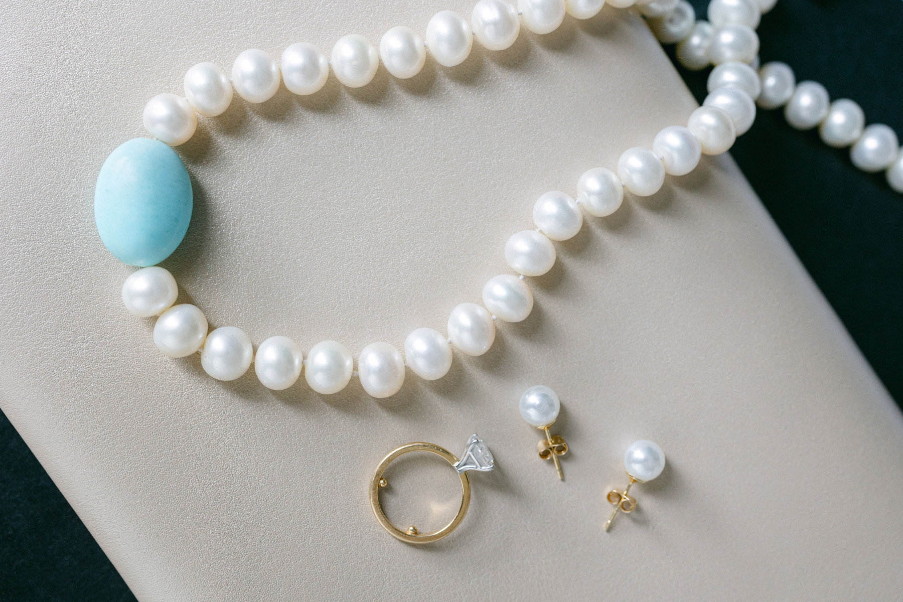 Spotlights and Serendipity: Caroline and William's Romance at the St-James Theatre photo