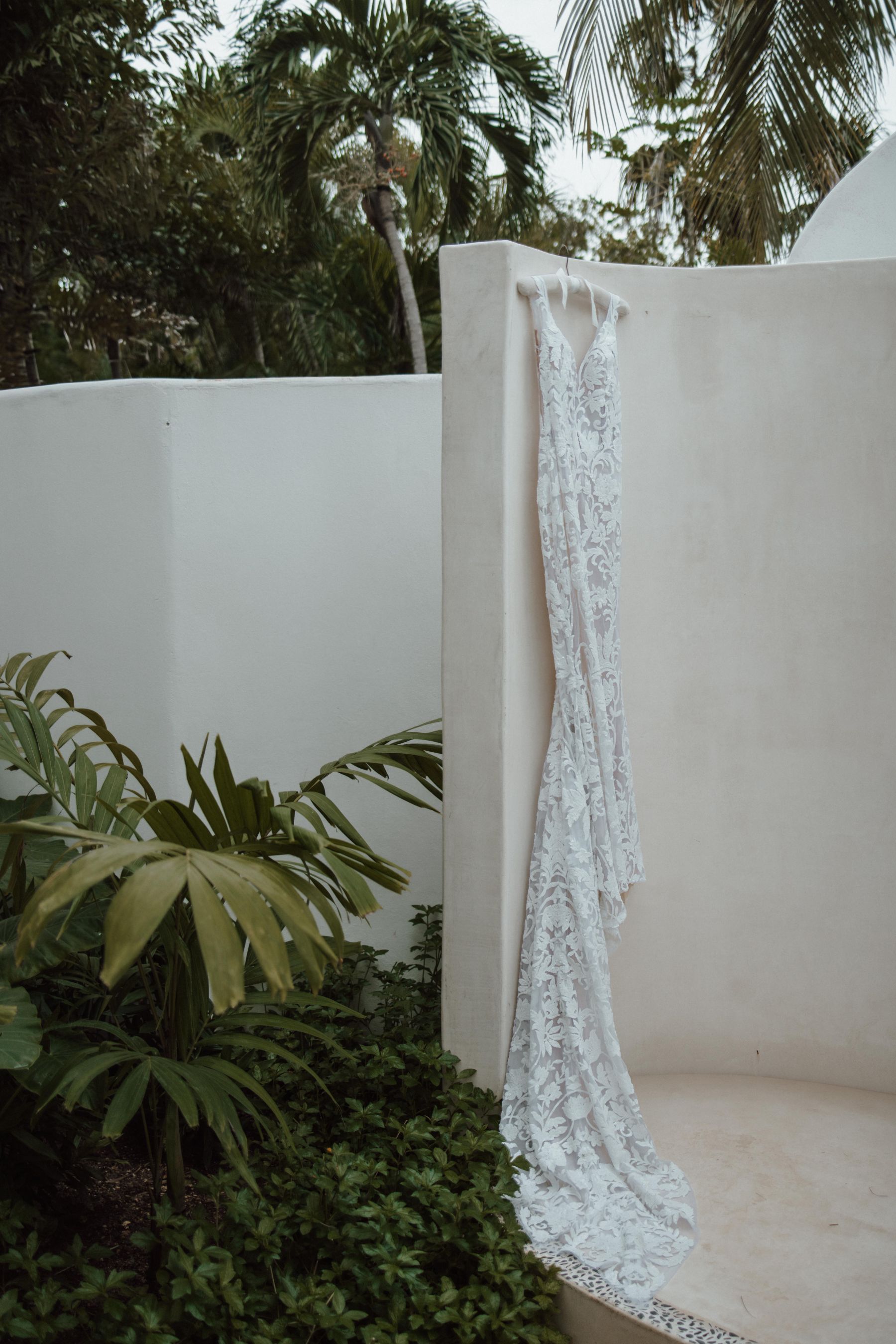 Crystal &amp; Anthony's Luxe Jungle Wedding at Maroma, A Belmond Hotel photo