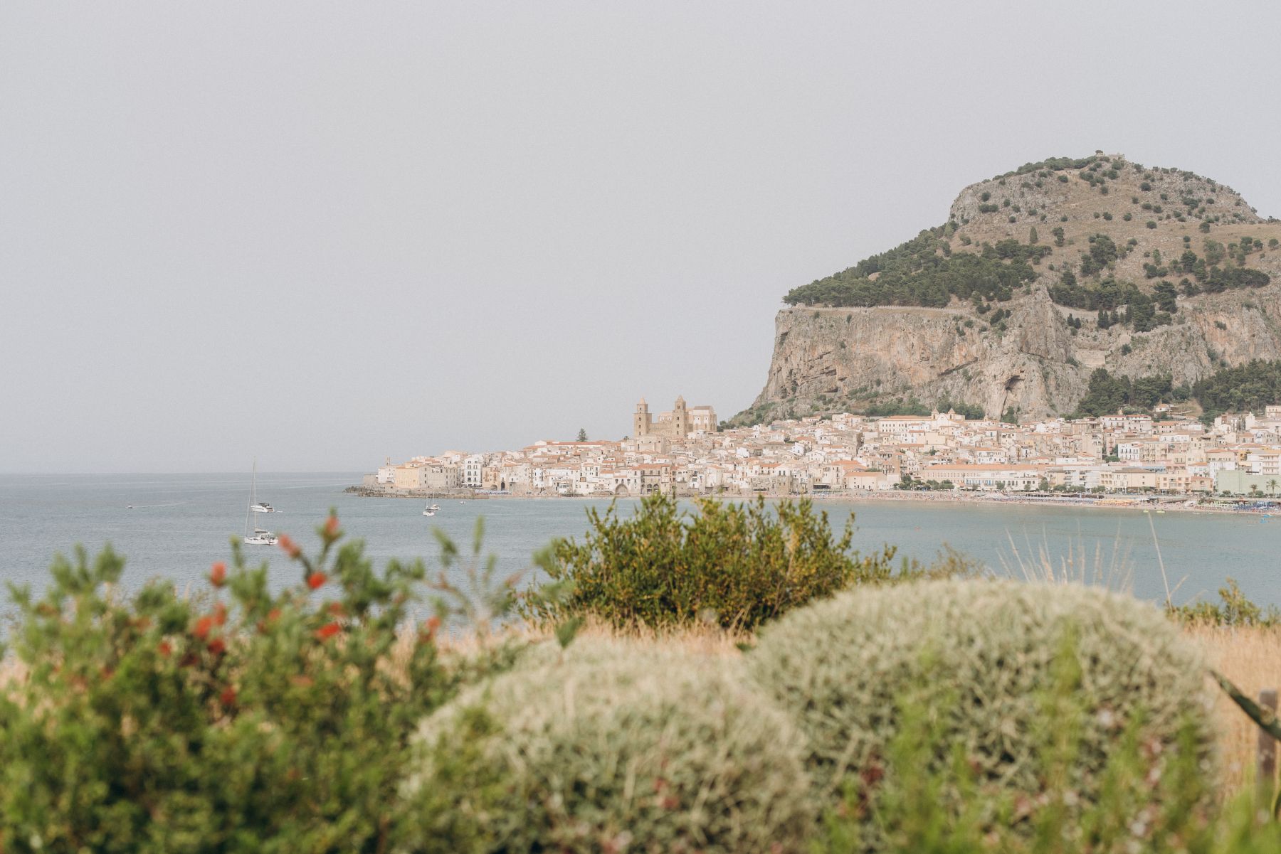 Romantic Seaside Celebration: Anna and Janny's Charming Wedding at Le Calette photo
