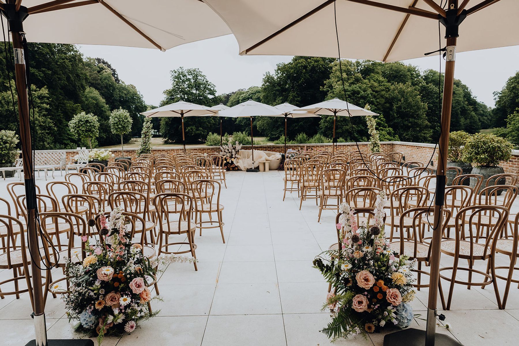 Sophie &amp; Tom's Classic Castle Celebration: A Timeless Wedding at Kasteel van Brasschaat photo