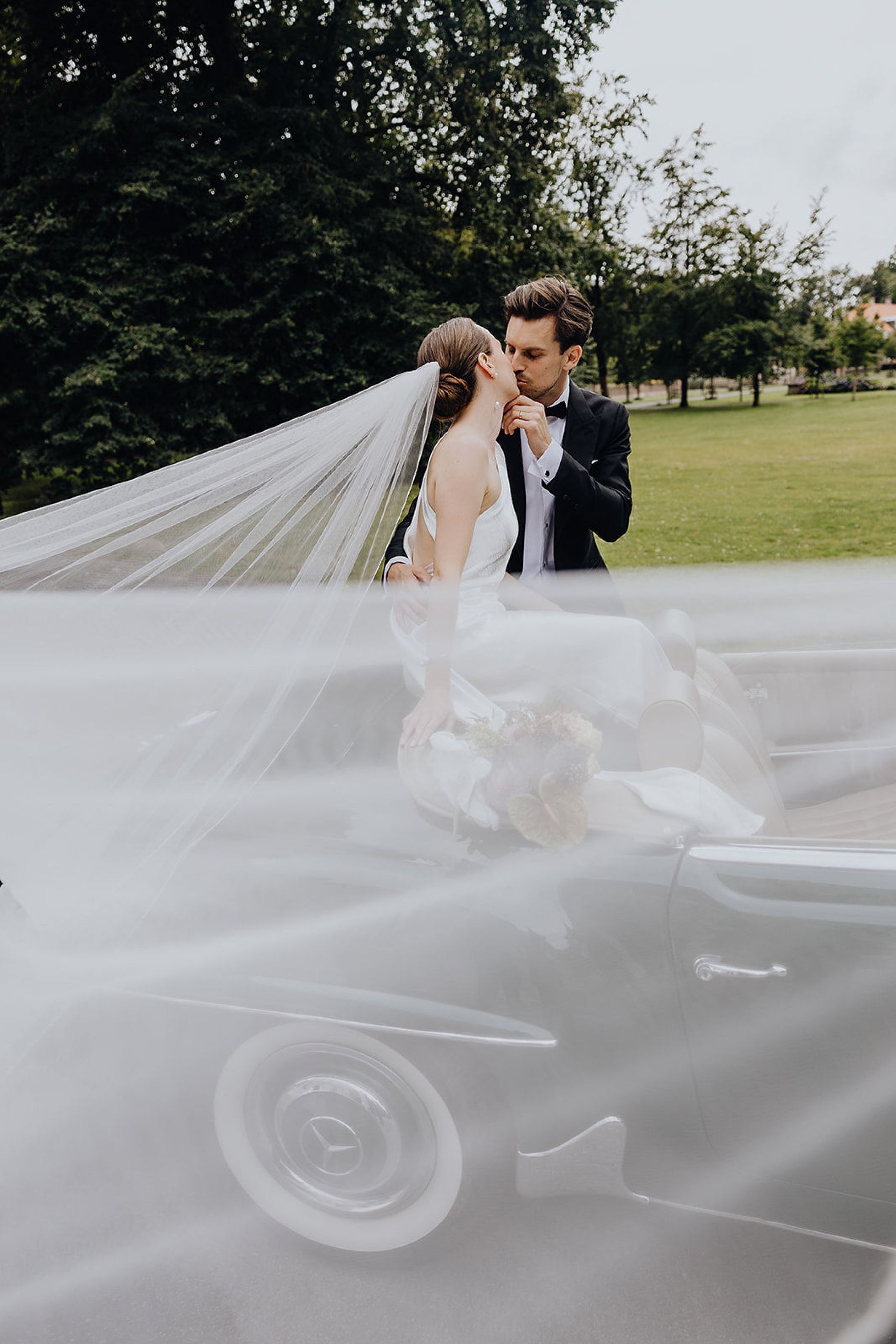 Sophie &amp; Tom's Classic Castle Celebration: A Timeless Wedding at Kasteel van Brasschaat photo