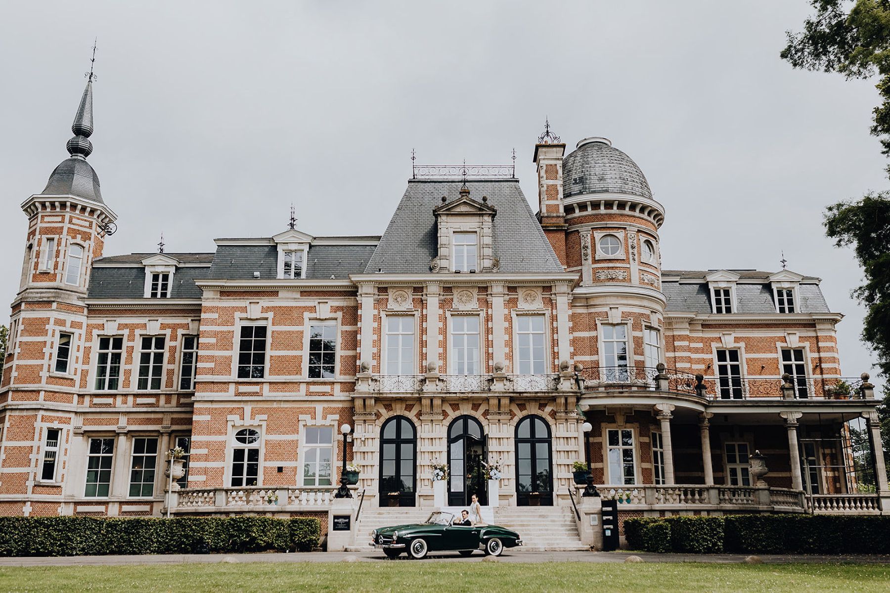 Sophie &amp; Tom's Classic Castle Celebration: A Timeless Wedding at Kasteel van Brasschaat photo