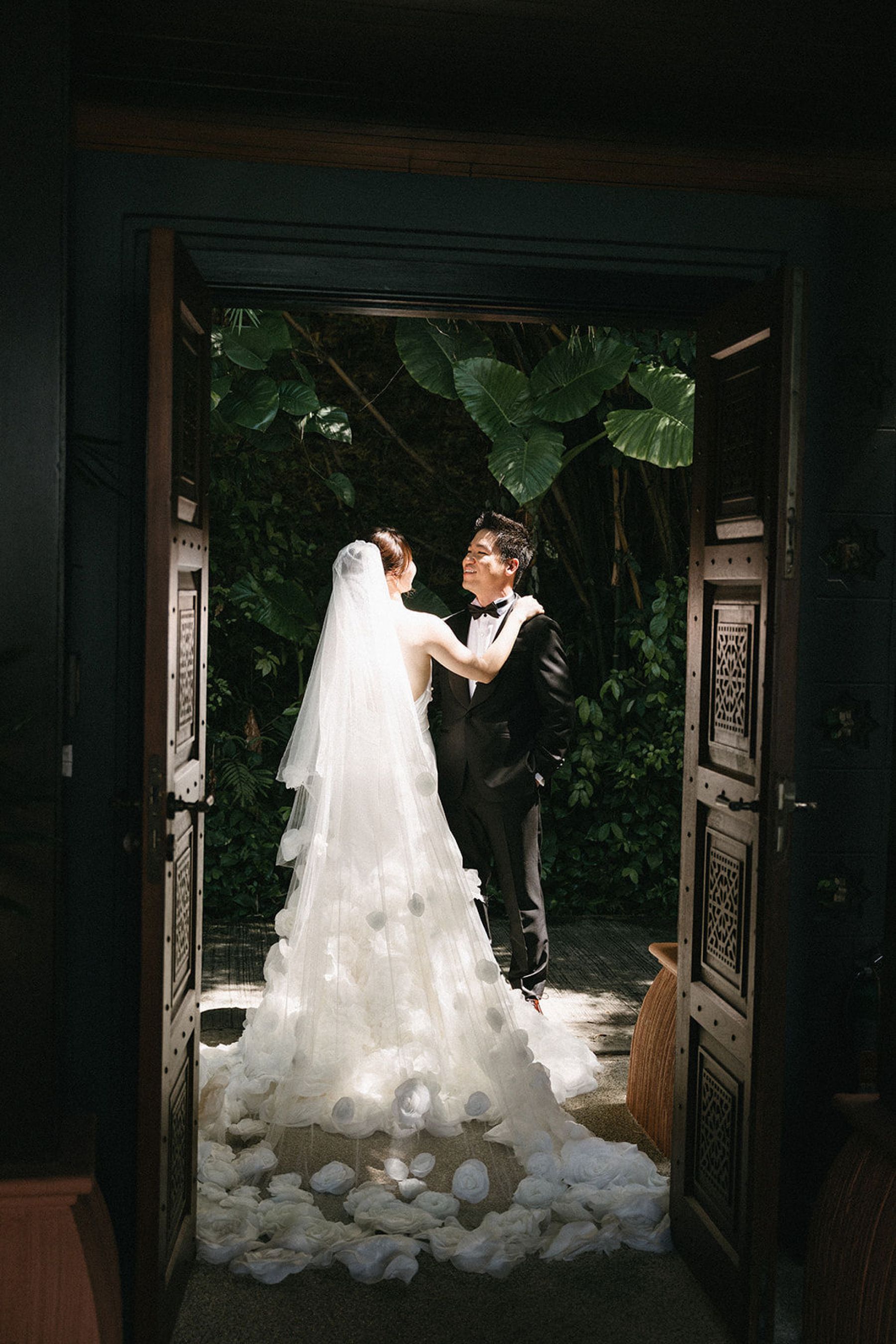 Calla Lilies &amp; Clifftop Vows: Erin &amp; Di's Romantic Wedding at Sri Panwa  photo