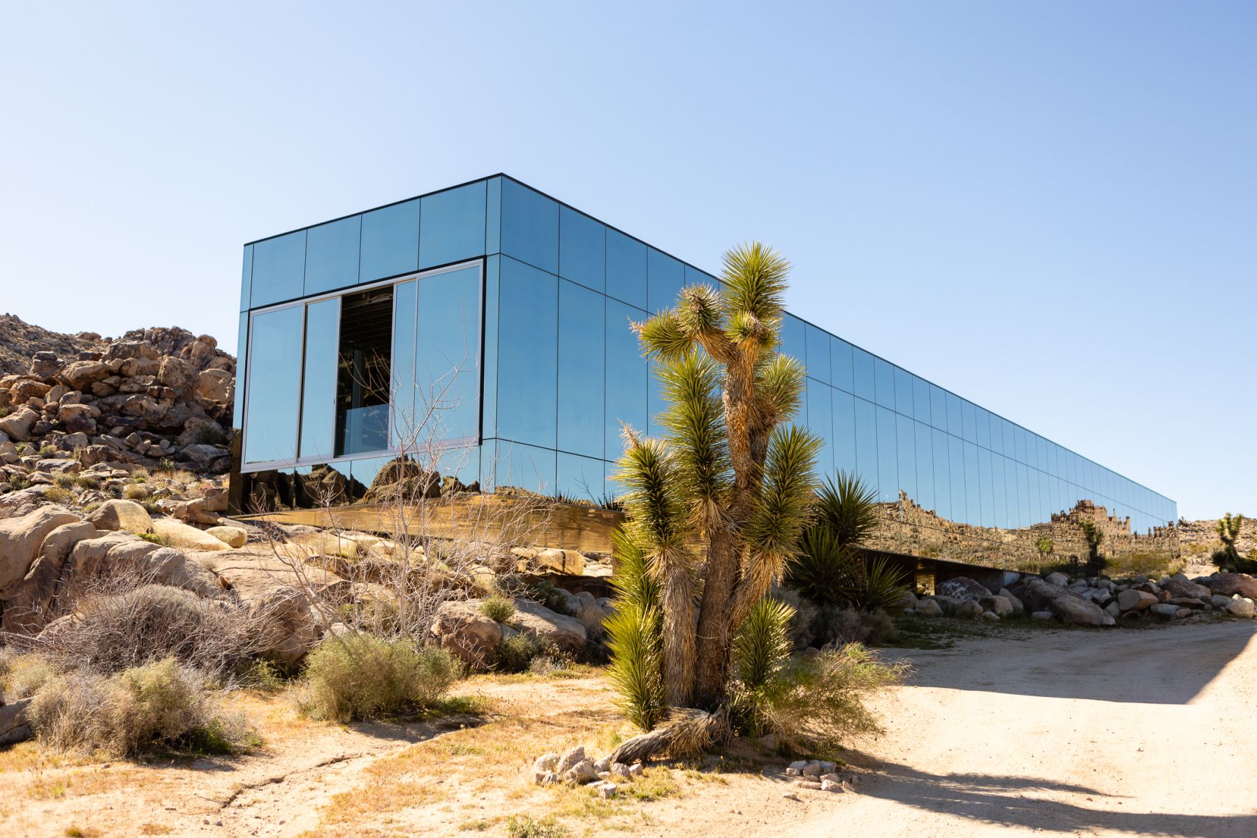 From Lockdown Love to Desert Vows: Catherine &amp; David's Wedding at The Colony Palms Hotel  photo