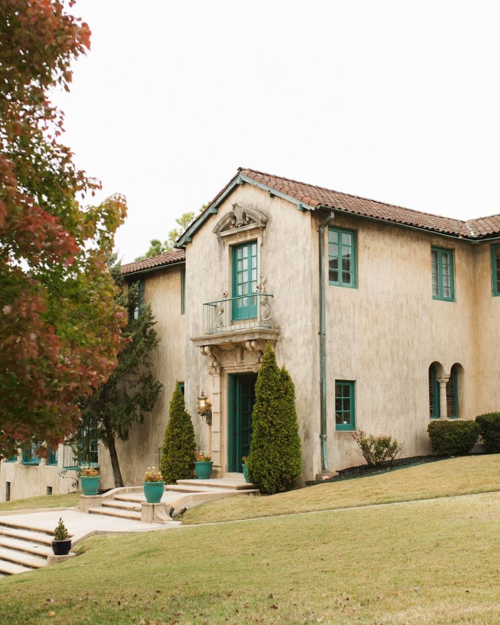 dresser mansion oklahoma is an absolute Tuscan dream in the heart of Tulsa Oklahoma's Vintage Wedding Venue -
